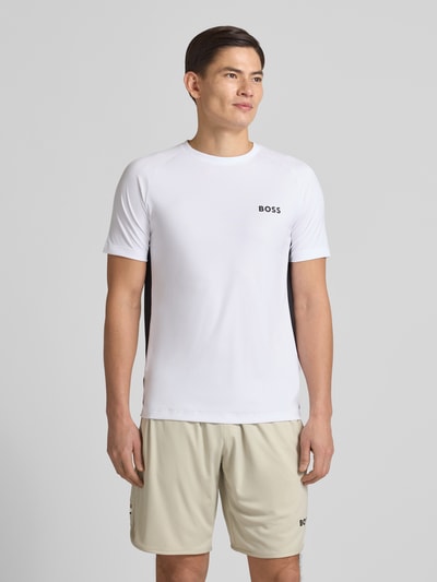 Männermodel trägt Slim Fit T-Shirt mit Label Print Modell 'TOP SPIN CB' von BOSS Green, Optik: Unifarben, Ganzkörperansicht von vorne.