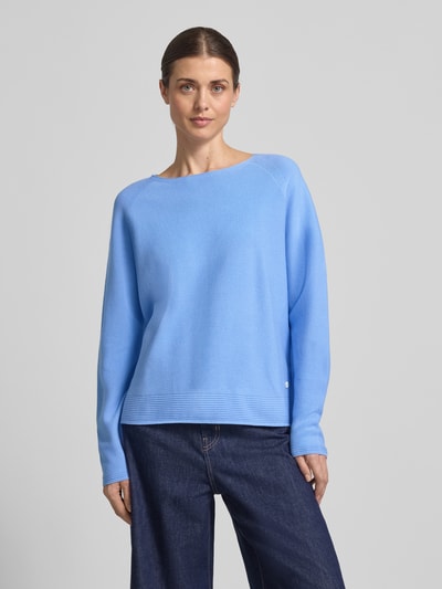 Frauenmodel trägt Strickpullover mit Rundhalsausschnitt und Label-Detail von Fynch-Hatton in Hellblau, reine Baumwolle, Regular Fit, Nahaufnahme Oberkörper.