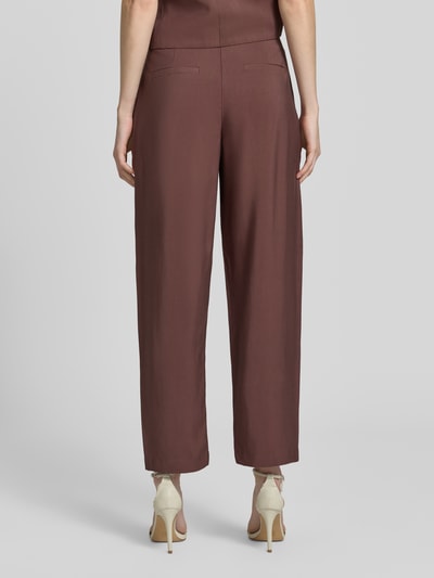 Frauenmodel trägt Hose aus Viskose-Mix mit Gesäßtaschen Modell 'ESSIE' von B.Young in Braun, Barrel Fit, Ganzkörperansicht Rückansicht.