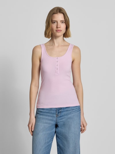 Frauenmodel trägt Slim Fit Tank Top aus Bio-Baumwoll-Mix Modell 'KITTE' von Pieces, Optik: Unifarben, Knopf-Detail, Ripp, Ganzkörperansicht von vorne.