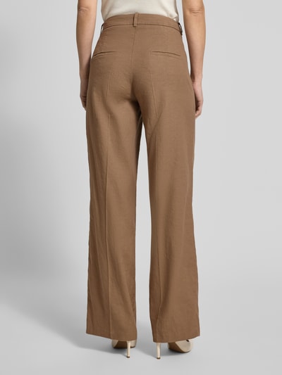 Frauenmodel trägt Hose aus Leinen-Mix mit Bügelfalten Modell 'MIRA' von Cambio, Regular-Fit, Leinen-Baumwoll-Anteil, Ganzkörperansicht Rückansicht.