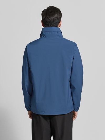 Männermodel trägt Jacke mit Kapuze Modell 'BROCTON' von Icepeak in Blau, Regular-Fit, Rückenansicht, Rückenlänge 65 cm, Schulterbreite 49 cm, Brustweite 57 cm, Ärmellänge 67 cm, Reißverschluss, Größe 50