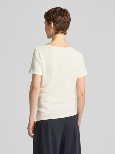 Modelka nosi T-Shirt in asymmetrischer Form Modell 'Helle' od My Essential Wardrobe, materiał z domieszką wiskozy, drapowania, kolor jasny, długość tyłu 60 cm w rozmiarze S, widok całej sylwetki od tyłu