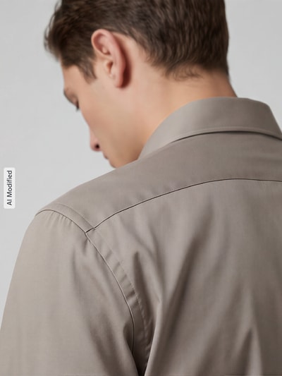 Männermodel trägt Regular Fit Businesshemd aus reiner Baumwolle Modell 'H-Joe' von BOSS, glatte Struktur, Ganzkörperansicht Rückansicht, KI-modifiziertes Bild.