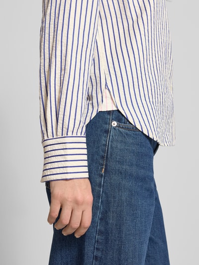 Männermodel trägt Regular Fit Bluse mit Brusttasche von Jake*s Casual, mieszanka materiałów z dodatkiem wiskozy, kołnierzyk koszulowy, listwa guzikowa, długość tyłu 64 cm, długość rękawów 62 cm, niebieskie paski, faktura gładka, zbliżenie na bok tułowia