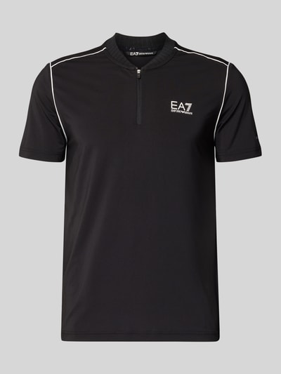 Produktfoto, schwarzes Regular Fit T-Shirt mit Stehkragen von EA7 Emporio Armani, Reißverschluss und Label-Print, strukturierte Oberfläche