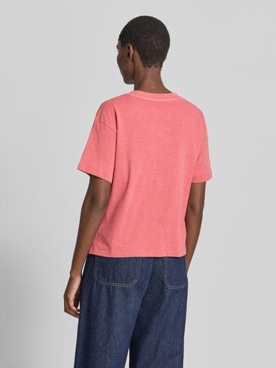 Frauenmodel trägt T-Shirt mit Motiv-Print und Rundhalsausschnitt von Jake*s Casual in Koralle, reine Baumwolle, Regular Fit, Rückenlänge 52 cm, Ganzkörperansicht Rückansicht.