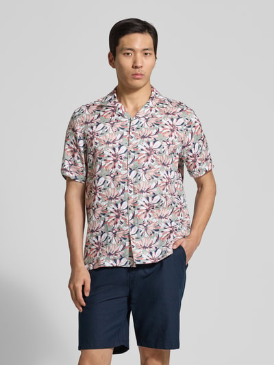 Männermodel trägt Regular Fit Freizeithemd aus reinen Leinen von Christian Berg Men mit floralem Allover-Print, Kurzarm, Reverskragen, Vorderansicht Ganzkörperansicht.