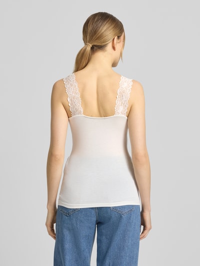 Frauenmodel trägt Slim Fit Tank Top aus Viskose-Mix Modell 'ROSA' von Vero Moda in Optik: Unifarben mit Rüschen-Applikation, Feinripp-Textur, breite Träger, Ganzkörperansicht Rückansicht.