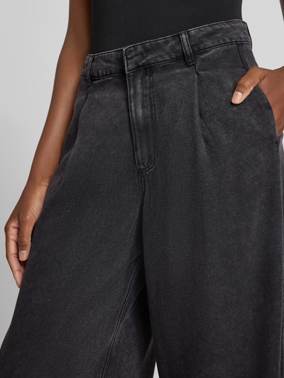 Frauenmodel trägt Wide Leg Jeans aus Lyocell-Mix mit Bundfalten von zero, dunkles Grau, sichtbare Bundfalten, Gesäßtaschen, Nahaufnahme Oberkörper.