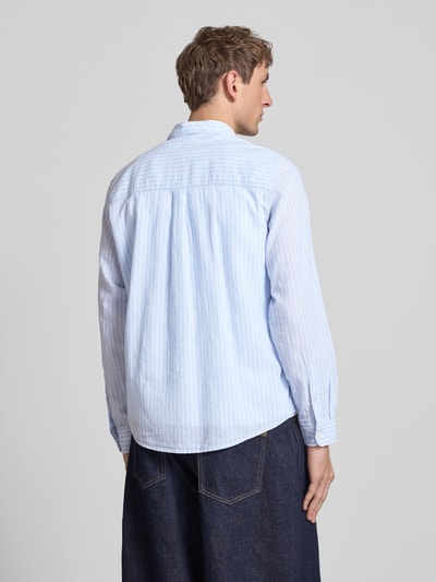 Männermodel trägt Regular Fit Freizeithemd aus Leinen-Baumwoll-Mix Modell 'PAYTON' von Pepe Jeans in Hellblau mit dezentem Streifenmuster, Rückenpasse mit Cacharel-Falte, Langarm, einreihige Knopfleiste, Ganzkörperansicht Rückansicht.