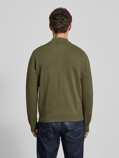Männermodel trägt Strickjacke mit Reißverschluss von Fynch-Hatton in Olivgrün, Reine Baumwolle, Regular-Fit, Gerippte-Abschlüsse, Stehkragen, Rückenlänge 67 cm, Ärmellänge 69 cm, Ganzkörperansicht Rückansicht.