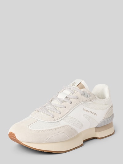Produktfoto, Low Top Sneaker aus echtem Rindsleder von Marc O’Polo in unifarbenem Weiß, abgerundete Schuhspitze, flache Sohle, Veloursleder-Oberfläche, dezenter Label Print, leicht profilierte Laufsohle, Schnürverschluss, detailreiche Textur.