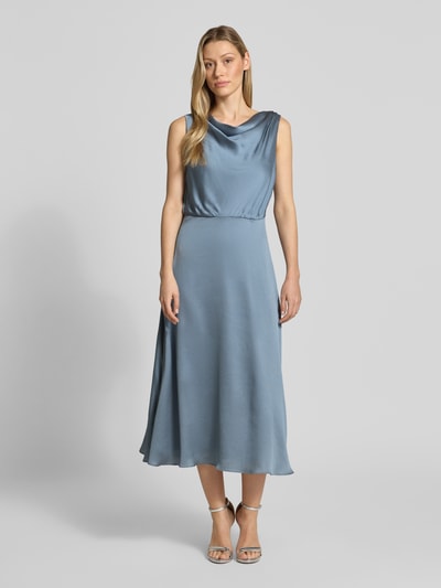 Modelka nosi sukienkę koktajlową 'Cocktailkleid mit Wasserfall-Ausschnitt' od Swing w kolorze niebieskim, krój taliowany, sukienka midi, lejący dekolt, zamek błyskawiczny z tyłu, długość tyłu w rozmiarze 36: 128 cm, szerokość w rozmiarze 36: 47 cm, pełen widok z przodu.
