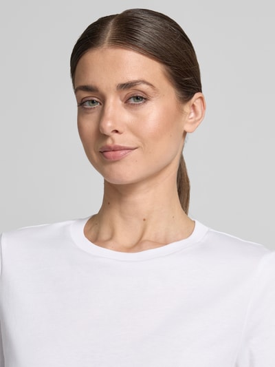 Frauenmodel trägt Relaxed Fit T-Shirt mit Volants von Tom Tailor Denim, Optik: Unifarben, Rundhals, Kurzarm, reine Baumwolle, Nahaufnahme Oberkörper.