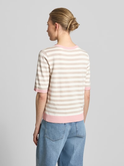 Frauenmodel trägt Strickshirt aus Viskose-Mix mit Rundhalsausschnitt von Betty Barclay, beiger und rosafarbener Allover-Look, Regular Fit, Rückenlänge 51 cm, Ärmellänge 29 cm, Ganzkörperansicht Rückansicht.