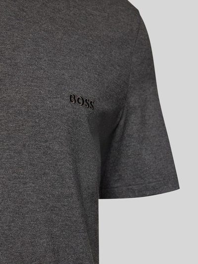 Męski t-shirt T-Shirt mit V-Ausschnitt im 3er-Pack Modell 'Classic' od BOSS, bawełna, prosty krój, wyhaftowane logo, zestaw 3 szt., prążkowany okrągły dekolt, kolor ciemnoszary, detal tekstury tkaniny, detailaufnahme.
