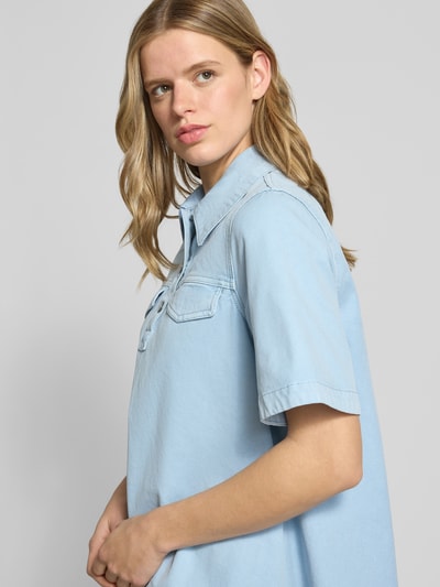 Frauenmodel trägt Oversized Minikleid aus reiner Baumwolle von Tommy Jeans in Optik: Unifarben, Kurzarm, Nahaufnahme Oberkörper.