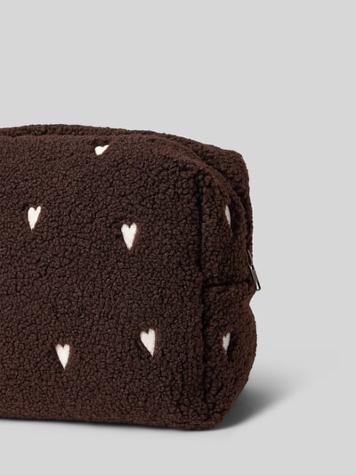 Productfoto, Kosmetiktasje uit teddyfleece van Studio Noos, bruin met witte hartvormige motief-stitchings, ritssluiting hoofdvak, extra binnenvak met ritssluiting