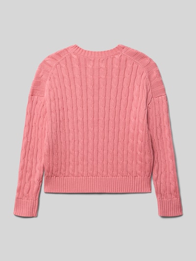 Produktfoto, Regular Fit Strickpullover aus reiner Baumwolle von Polo Ralph Lauren Teens, Optik: Unifarben, Zopfmuster, Langarm, Logo-Stitching, V-Ausschnitt, Ärmelabschluss und Rumpfabschluss gerippt, Materialverarbeitung: Strick, reine Baumwolle, Farbe rosa