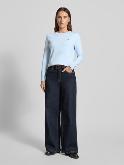 Kobiece model nosi Regular Fit Strickpullover aus Baumwoll-Mix od Tommy Hilfiger, jasnoniebieski, krój regular fit, długi rękaw, okrągły dekolt, wyhaftowane logo, prążkowana mieszanka bawełny, efekt: jednolity kolor, całkowity widok z przodu