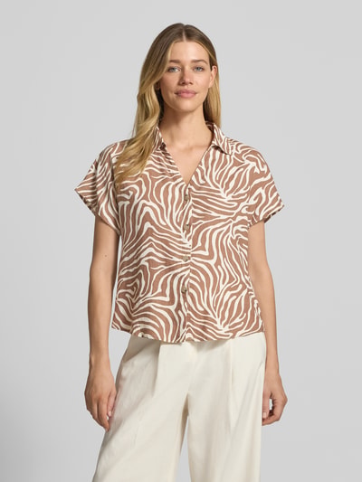 Frauenmodel trägt Regular Fit Hemdbluse aus Leinen-Mix Modell 'Falakka' von B.Young, Animal-Print, gebrochene Weiß- und Brauntöne, Ganzkörperansicht von vorne.