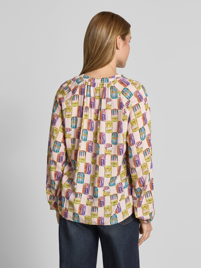 Frauenmodel trägt Regular Fit Bluse aus Viskose im Allover-Look von Emily Van den Bergh, bunte Muster, Rückenlänge 61 cm, Ganzkörperansicht Rückansicht.