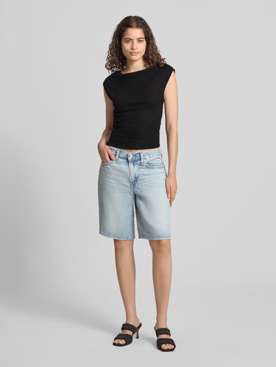 Frauenmodel trägt Top in Bouclé-Optik mit U-Boot-Ausschnitt von Gina Tricot, Baumwoll-Mix, Slim Fit, Schwarz, Ganzkörperansicht von vorne.