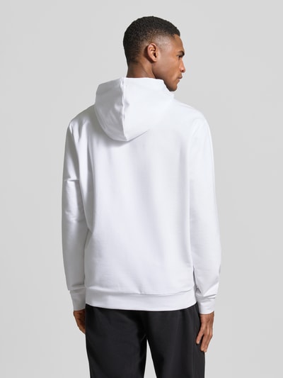 Męskimodel nosi biały Hoodie z logo model 'CADELL' od FIRE + ICE, krój regular fit, detal z logo, długość tyłu 70 cm, długość rękawów 50 cm, całkowity widok z tyłu.