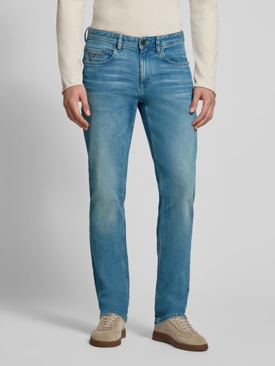 Männermodel trägt helle blaue Straight Fit Jeans mit Baumwoll-Anteil Modell 'Wingload' von PME Legend, 5-Pocket-Design, Ganzkörperansicht von vorne.