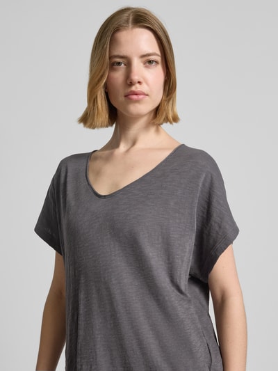 Kobiece modelka nosi Loose Fit T-Shirt aus reiner Baumwolle od Marc O'Polo, z efektem melanżu, krój loose fit, dekolt w serek, krótki rękaw, czysta bawełna, melanżowa faktura, zbliżenie na górną część ciała