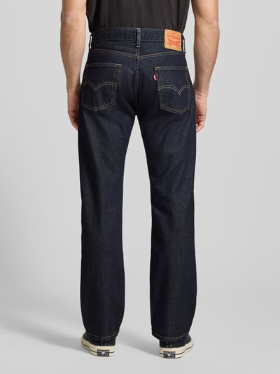 Männermodel trägt Jeans mit 5-Pocket-Design von Levi's®, Reine Baumwolle, Relaxed-Fit, Dunkelblau, Ganzkörperansicht Rückansicht.