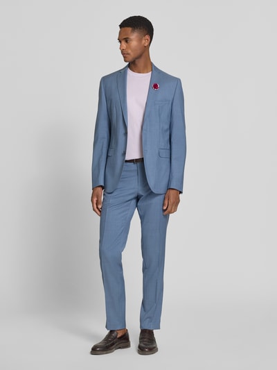 Männermodel trägt Slim Fit 2-Knopf-Sakko aus Schurwolle Modell 'PATRICK' von CG - Club of Gents in Hellblau, Ganzkörperansicht von vorne. Sakko aus Reine Schurwolle mit Reverskragen, Pattentaschen, Rückenlänge 71 cm, Schulterbreite 45 cm, Ärmellänge 65 cm.