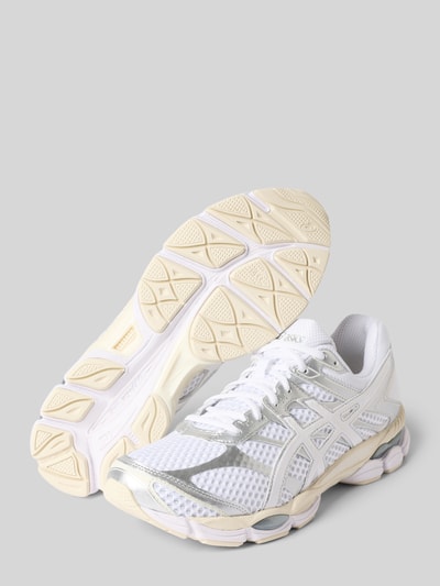 Produktfoto, Sneaker mit Schnürung Modell 'GT-2160' von ASICS in Weiß mit silbernen Details, abgerundete Spitze, profilierte Sohle, Label-Detail.