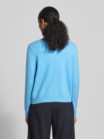 Frauenmodel trägt Regular Fit Cardigan aus Viskose-Mix Modell 'Viril' von Vila in Blau, Strick-Optik, elastische Abschlüsse, Rückenlänge 54 cm, Ärmellänge 62 cm, Ganzkörperansicht Rückansicht.