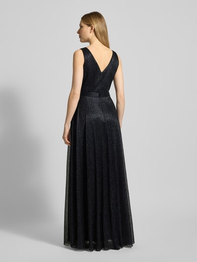 Frauenmodel trägt Schimmerndes Abendkleid mit V-Ausschnitt von TROYDEN COLLECTION, Maxikleid mit Taillenband, Rückseite, Ganzkörperansicht Rückansicht.