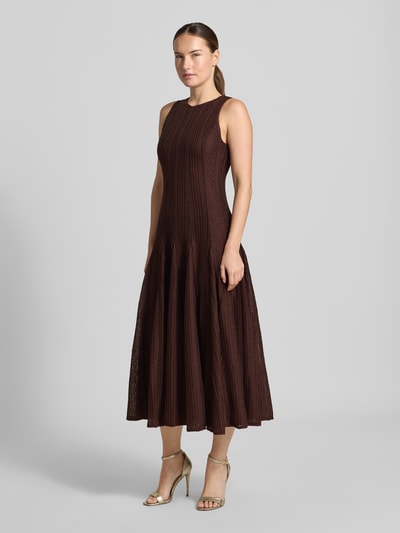 Frauenmodel trägt ein braunes Tailliertes Cocktailkleid mit Strukturmuster von Jake*s Cocktail, feines Muster, Ganzkörperansicht von vorne.