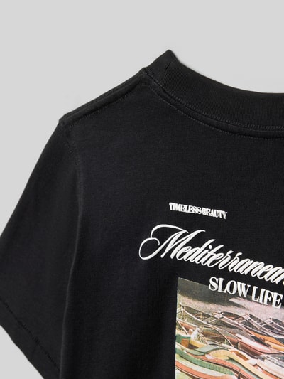 Produktfoto, T-Shirt mit Rundhalsausschnitt Modell 'CASSIS' von Jack & Jones aus reiner Baumwolle, schwarzer Stoff, Statement-Print, Regular Fit, Detailaufnahme des Oberteils