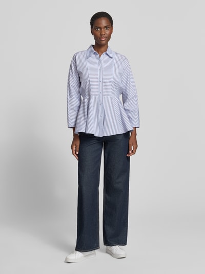 Vrouwenmodel draagt blouse in getailleerd model 'SCALIGA' van Marella met all-over look, overhemdkraag, knoopsluiting; wit-blauw, gestructureerde stof, ruglengte maat 36: 68 cm, mouwlengte maat 36: 55 cm, volledige lichaamsaanzicht van voren.