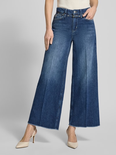 Frauenmodel trägt Wide Leg Jeans mit Gürtel Modell 'SVENTY' von Raffaello Rossi, Baumwoll-Lyocell-Mix, Fransen, Nahaufnahme Oberkörper