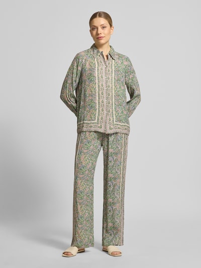 Frauenmodel trägt Regular Fit Bluse aus Viskose Modell 'Kana' von MOS MOSH mit Allover-Muster und Hemdblusenkragen, Ganzkörperansicht von vorne.
