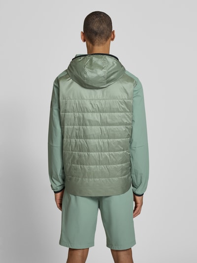 Männermodel trägt Jacke mit Zweiwege-Reißverschluss Modell 'KEGAN2' von FIRE + ICE in Mintgrün, Steppnähte, Kapuze, Ganzkörperansicht Rückansicht. Regular Fit, Rückenlänge 74 cm, Schulterbreite 50 cm, Brustweite 55 cm, Ärmellänge 68 cm.