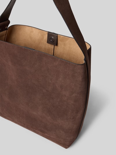 Produktfoto, Shopper aus echtem Kalbsleder Modell 'ARINA' von Marc O’Polo w kolorze brązowym, prostokątny kształt, zamszowa faktura, jednolita, z magnetycznym zapięciem, główną komorą i odpinaną wewnętrzną kieszenią