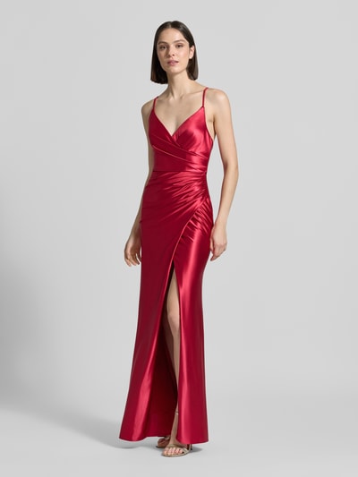 Frauenmodel trägt Maxikleid aus Satin mit Drapierungen und Gehschlitz von Luxuar in Rot, Taillierter Schnitt, V-Ausschnitt, Ganzkörperansicht von vorne. Rückenlänge bei Größe 36: 147 cm, Brustweite bei Größe 36: 33 cm.