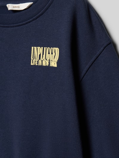 Produktfoto, dunkelblaues Sweatshirt mit Label-Print Modell 'NIRVANA' von Mango aus reiner Baumwolle, Regular-Fit, gerippte Abschlüsse, glatte Textur