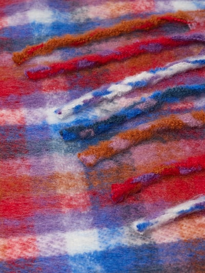 Produktfoto, szal z wzorem na całej powierzchni w odcieniach czerwieni, niebieskiego i brązu, miękka, puszysta tekstura, Schal mit Allover-Muster Modell 'Plaity Scarf' von Barts, damski szal