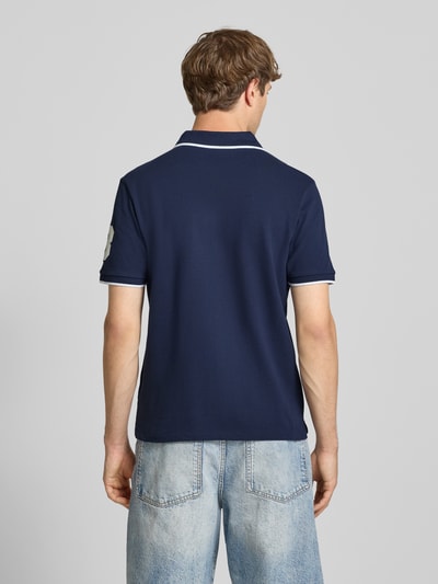 Männermodel trägt Regular Fit Poloshirt mit Logo-Stitching Modell 'Sail' von REVIEW in Dunkelblau mit Strukturmuster, Rückenansicht Ganzkörperansicht. Reine Baumwolle, kurzärmelig, Rückenlänge bei Größe M 67 cm.