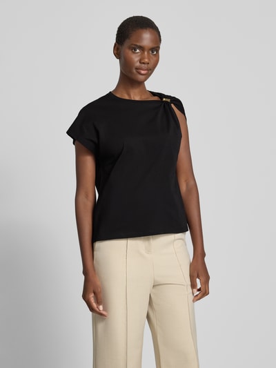 Frauenmodel trägt Damen T-Shirt im One-Shoulder-Look Modell 'ALLIA' von Bash in Schwarz, Reine Baumwolle, Regular-Fit, Ganzkörperansicht von vorne. Rückenlänge bei Größe S: 58 cm.