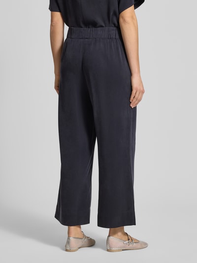 Frauenmodel trägt Weite Hose aus Lyocell von Marc O'Polo Denim, Optik: Unifarben, Regular-Fit, Material Lyocell, Ganzkörperansicht Rückansicht.