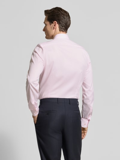 Männermodel trägt Body Fit Business-Hemd mit Strukturmuster und Kentkragen von OLYMP Level Five, Baumwoll-Elasthan-Mix, Ganzkörperansicht Rückansicht. Rückenlänge 82 cm, Schulterbreite 44 cm, Ärmellänge 72 cm, Farbe hellrosa, glatte Textur, schlichte Formen.